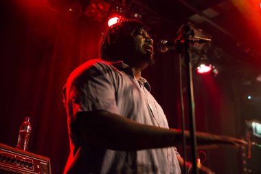 Amsterdam, Hollanda - 17 Şubat 2016: Paradiso Bitterzoet konser salonunda Mali Bko Quintet'ten Afrikalı grubun konseri.