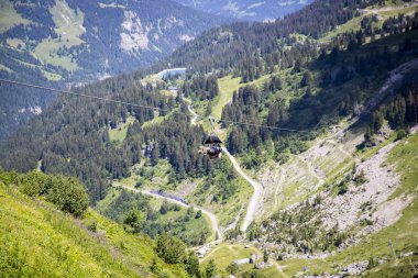 Yaz aylarında alp manzara üzerinde aşırı bir Zip-line uçuş için gidiyor Adam, Alpler dağ masifi, Kanton Vaud ve Valais, İsviçre Alpleri, İsviçre