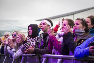 Traena, Norveç - 9 Temmuz 2016: Norveçli müzisyen ve söz yazarı Ida Maria'nın Traenafestival'deki konserinde seyirciler tezahürat yapıyor, traena adasında müzik festivali gerçekleşiyor