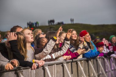 Traena, Norveç - 9 Temmuz 2016: Norveçli müzisyen ve söz yazarı Bendik'in Traenafestival'deki konserinde seyirciler tezahürat yapıyor, traena adasında müzik festivali gerçekleşiyor