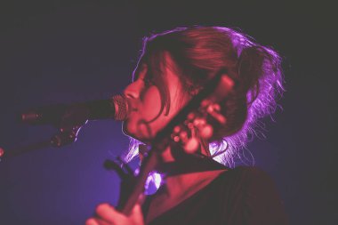 Amsterdam, Hollanda - 13 Aralık 2016: Belçikalı caz şarkıcısı, söz yazarı ve müzisyen Selah Sue'nun Paradiso konseri