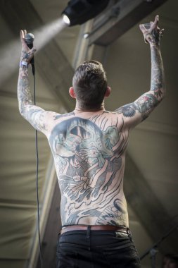 Traena, Norveç - 07 Temmuz 2016: Norveçli punk rock grubu Viagra Boys'un Traenafestival'deki konseri, traena adasında müzik festivali gerçekleşiyor