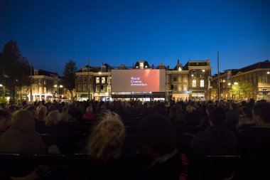 Amsterdam, Hollanda - 22 Ağustos 2018: 16-25/08/2018 tarihleri arasında düzenlenen Dünya Sineması Amsterdam'da Marie Heinekenplein'de Brezilya filmi Benzinho'nun açık hava gösterimi