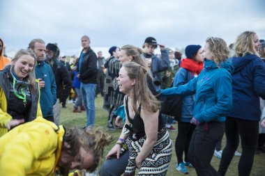 Traena, Norveç - 08 Temmuz 2015: seyirci Traenafestival, müzik festivali Traena küçük adada yer alıyor.