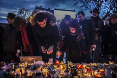 Paris, Fransa- 10 Ocak 2016: Place de la Repbublique, bombalı saldırı ve silahlı saldırı kurbanlarının anısına düzenlenen tören, Charlie Hebdo terör saldırısı ve 