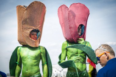 Amsterdam, Hollanda - 1 Ağustos 2015: Katılımcıların korunması insan hakları ve sivil eşitlik - Prinsengracht, Amsterdam Eşcinsel gurur geçit için yıllık olay