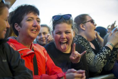 Traena, Norveç - 9 Temmuz 2016: Norveçli Punk Rock grubu Kuuk'un Traenafestival'deki konseri, küçük Traena adasında müzik festivali gerçekleşiyor