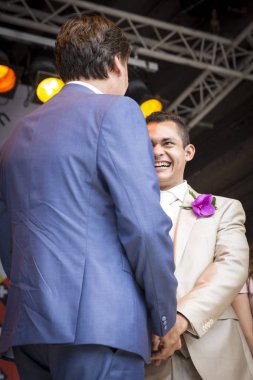 Amsterdam, Hollanda 23 Temmuz 2016: Amsterdam Gay Pride derneği direktörü Lucien Spee ve Victor'un Vondelpark'ta düğün töreni 