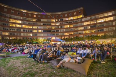 Amsterdam, Hollanda - 22 Ağustos 2018: 16-25/08/2018 tarihleri arasında düzenlenen Dünya Sineması Amsterdam'da Marie Heinekenplein'de Brezilya filmi Benzinho'nun açık hava gösterimi