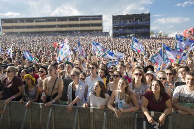 Nyon, İsviçre - 20 Temmuz 2017: Paleo Festivali'nde Fransız ska grubu Tryo'nun konserinde tezahürat ve bayraksallayan taraftar kalabalığı