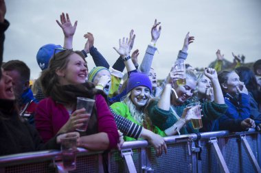 Traena, Norveç - 08 Temmuz 2016: Norveçli pop müzisyeni ve şarkıcı Dagny Norvoll Sandvik'in Traenafestival'deki konserinde seyirciler tezahürat yapıyor, traena adasında müzik festivali gerçekleşiyor