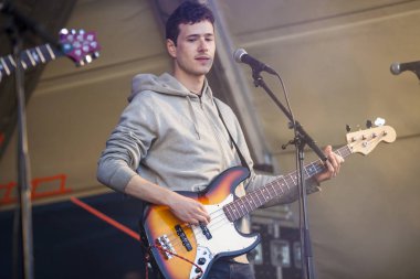 Traena, Norveç - 07 Temmuz 2016: İskoç şarkıcı C Duncan'ın Traenafestival'deki konseri, traena adasında müzik festivali gerçekleşiyor