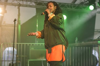 Traena, Norveç - 07 Temmuz 2016: İsveç merkezli Somalili şarkıcı Cherrie Hersi'nin Traenafestival'de konseri, traena adasında müzik festivali gerçekleşiyor