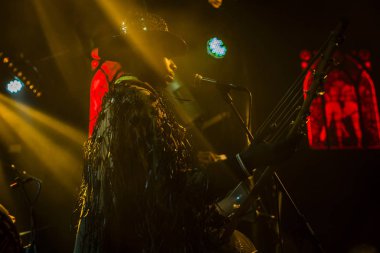 Amsterdam, Hollanda - 17 Şubat 2016: Paradiso Bitterzoet konser salonunda Mali Bko Quintet'ten Afrikalı grubun konseri.