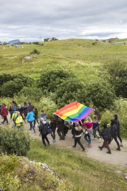Traena, Norveç - 08 Temmuz 2015: Traenafestival sırasında Avrupa'nın en küçük eşcinsel Gururu'na katılan renkli bir grup insan, traena adasında düzenlenen müzik festivali.