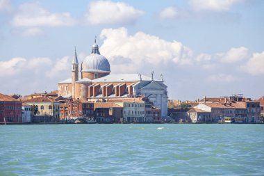 Giudecca 'da (ada) bulunan Chiesa del Santissimo Redentore ile birlikte Dorsoduro' da bulunan Venedik lagününün manzarası  