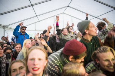 Traena, Norveç - 9 Temmuz 2016: Norveçli Punk Rock grubu Kuuk'un Traenafestival'deki konserinde seyirciler küçük Traena adasında düzenlenen müzik festivalinde tezahürat yapıyor