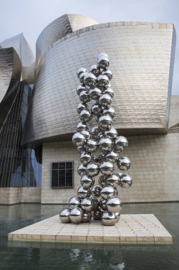 Bilbao, İspanya - 19 Mart 2014: Bilbao'daki Guggenheim Müzesi önünde Anish Kapoor'un yansımaları ile 80 paslanmaz çelik toptan oluşan Heykel 