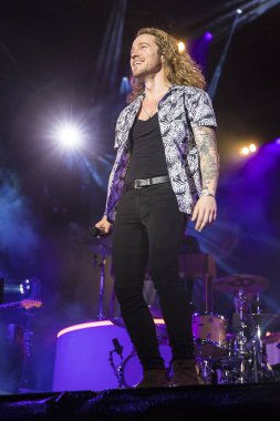 Nyon, İsviçre - 19 Temmuz 2017: Fransız pop şarkıcısı Julien Dore'un Paleo Festivali'ndeki konseri