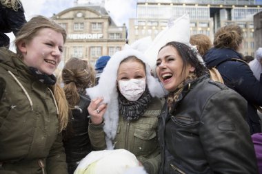Amsterdam, Hollanda, Noord Holland - Cumartesi, Nisan 4 2015 - Dünyanın çeşitli şehirlerinde düzenlenen uluslararası yastık mücadele günü kapsamında Dam Meydanı'nda Yastık Fight