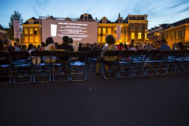 Amsterdam, Hollanda - 24 Ağustos 2016: 18-27/08/2016 tarihleri arasında düzenlenen Dünya Sineması Amsterdam'da, Marie Heinekenplein'de Arjantin filmi Road to la Paz'ın açık hava gösterimi