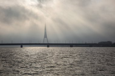 Arka planda Tv kulesi olan Daugava nehri manzarası, Letonya