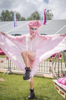 Amsterdam, Hollanda - 29 Temmuz 2017: Westerpark Milkshake Festivali'nde pastel pembe negligee dans giyinmiş travesti genç adam