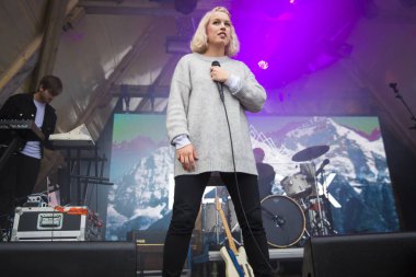 Traena, Norveç - 9 Temmuz 2016: Norveçli müzisyen ve söz yazarı Bendik'in Traenafestival'deki konseri, küçük Traena adasında müzik festivali