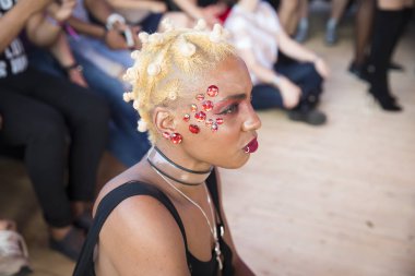 Amsterdam, Hollanda - 29 Temmuz 2017: Westerpark Milkshake Festivali'nde sarı saçlı ve büyük kırmızı parlak vücut glitter ile siyah kadın