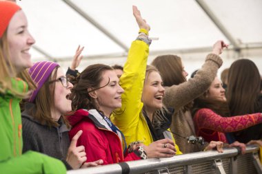 Traena, Norveç - 08 Temmuz 2016: Norveçli Pop grubunun Traenafestival'deki konserinde seyirciler tezahürat yapıyor, küçük Traena adasında müzik festivali gerçekleşiyor