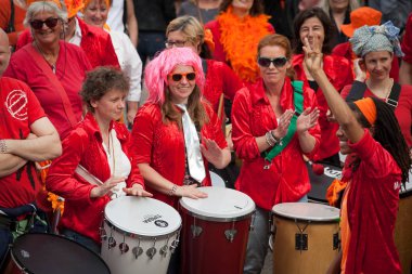 Amsterdam, Hollanda, 30 Nisan 2014: resmi ulusal bayram Kral günü kutlaması - Koningsdag - Kral Willem'in doğum gününü kutlamak için her yıl 30 Nisan'da tüm ülkede düzenlendi