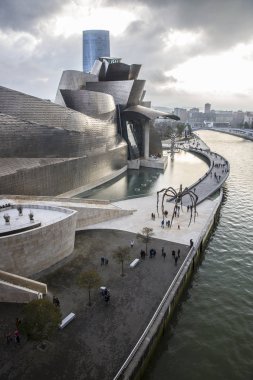 Bilbao, İspanya - 19 Mart 2015: Niki Saint Phalle sergisi sırasında Bilbao'daki Guggenheim Müzesi (27 Haziran 7, 2015) , Biscay, Bask Ülkesi, İspanya