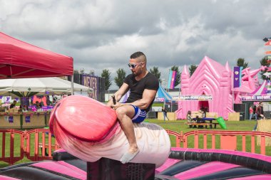 Amsterdam, Hollanda - 29 Temmuz 2017: Westerpark Milkshake Festivali'nde rodeo gibi penise binen adam