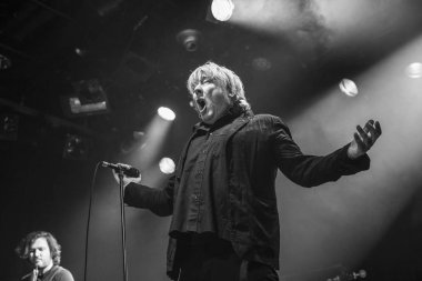 Amsterdam, Hollanda - 10 Şubat 2018: Belçikalı rock grubu Tjens Matic'in şarkıcı Arno ile melkweg konseri