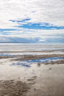 Deniz kıyısı manzarası, su, kumsal ve beyaz bulut, Royan, Fransa yakınlarında garonne halis