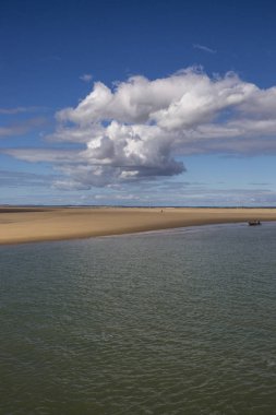 Deniz kıyısı manzarası, su, kumsal ve beyaz bulut, Royan, Fransa yakınlarında garonne halis