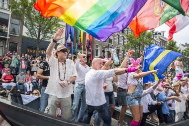 Amsterdam, Hollanda - 1 Ağustos 2015: Katılımcıların korunması insan hakları ve sivil eşitlik - Prinsengracht, Amsterdam Eşcinsel gurur geçit için yıllık olay