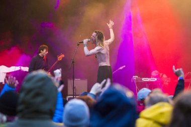 Traena, Norveç - 6 Temmuz 2017: Danimarkalı indie rock şarkıcısı Bisse'nin Traenafestival'deki konseri, küçük Traena adasında müzik festivali