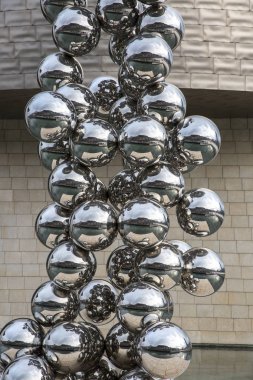 Bilbao, İspanya - 19 Mart 2015: Niki de Saint Phalle sergisi sırasında Bilbao 'daki Guggenheim Müzesi (27 Haziran 2015)) 