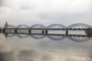 Letonya, Riga 'daki Daugava nehri üzerindeki demiryolu köprüsünün manzarası.
