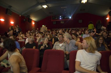 Amsterdam, Hollanda - 27 Ağustos 2016: Dünya Sineması Amsterdam'ın kapanış ödül törenine seyirci, 18-27/08/2016 tarihleri arasında düzenlenen dünya film festivali