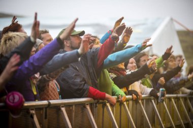 Traena, Norveç - 10 Temmuz 2013: Norveçli şarkıcı Hekla Stalstrenga'nın Traenafestival'deki konseri sırasında, küçük Traena adasında müzik festivali gerçekleşiyor
