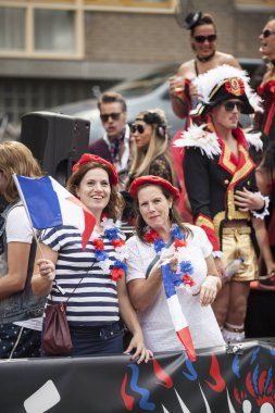 Amsterdam, Hollanda - 1 Ağustos 2015: Katılımcıların korunması insan hakları ve sivil eşitlik - Prinsengracht, Amsterdam Eşcinsel gurur geçit için yıllık olay