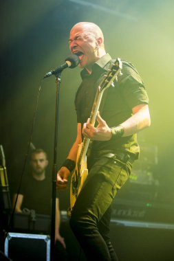 Amsterdam, Hollanda - 19 Mart 2017: Kanadalı hard rock heavy metal grubu Danko Jones'un Melkweg konseri