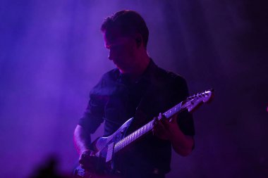 Nyon, İsviçre - 19 Temmuz 2017: Fransız pop şarkıcısı Julien Dore'un Paleo Festivali'ndeki konseri