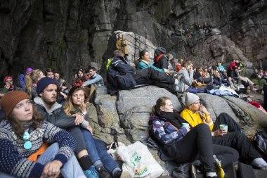 Traena, Norveç - 09 Temmuz 2016: Norveçli saksafoncu Mette Henriette'in Traena müzik festivalinde Sana Adası'ndaki Kirkehelleren Katedral mağarası'nda konseri
