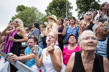 Amsterdam, Hollanda - 23 Temmuz 2016: 2016 Gay Euro Pride için Vondelpark'taki Pembe Cumartesi kutlamaları sırasında Vondelpark Açık Hava Tiyatrosu'nda şarkı söyleyen Anita Meyer konseri