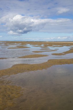 Deniz kıyısı manzarası, su, kumsal ve beyaz bulut, Royan, Fransa yakınlarında garonne halis
