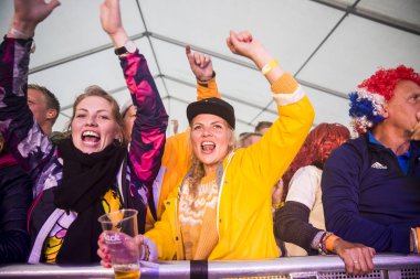 Traena, Norveç - 9 Temmuz 2016: Norveçli Punk Rock grubu Kuuk'un Traenafestival'deki konserinde seyirciler küçük Traena adasında düzenlenen müzik festivalinde tezahürat yapıyor