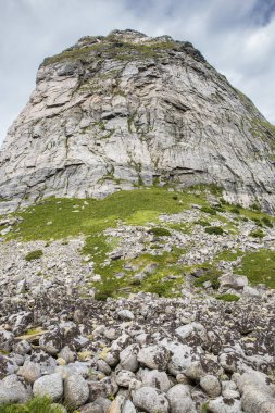 İskandinavya'da bir dağ ile Norveç manzara, Traena adası, Norveç